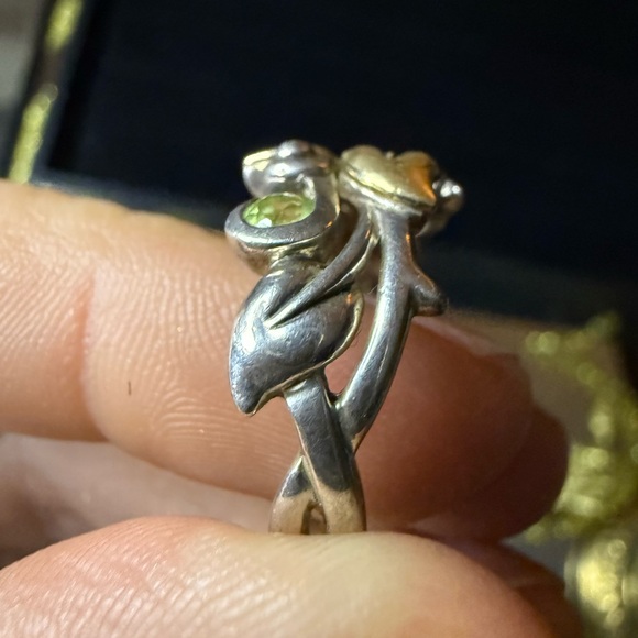 Barbara Bixby Peridot and ss vine ring with vintage filigree antique case. - Picture 17 of 17